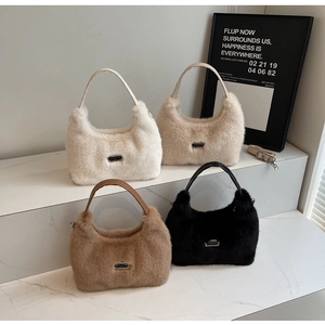 Sacs hobo en peluche en quatre couleurs avec poignées en cuir et logos métalliques