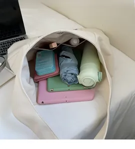 Draufsicht der weißen Canvas-Tasche mit großem Innenraum und praktischen Innentaschen
