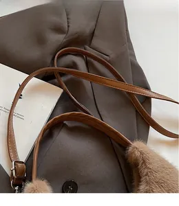Détail du sac en fausse fourrure avec bandoulière en cuir réglable et boucle en métal