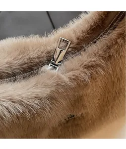 Vue macro de la fermeture éclair en métal argenté sur le sac en fausse fourrure marron