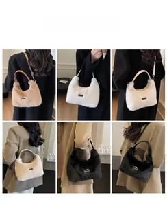 Sac bandoulière en fausse fourrure pelucheuse en kaki, beige et noir porté par un mannequin