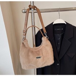 Détail de la texture en fausse fourrure marron clair et détails argentés d'un sac