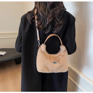 Gros plan du sac bandoulière en peluche kaki avec logo JINGPIN et lanières en cuir