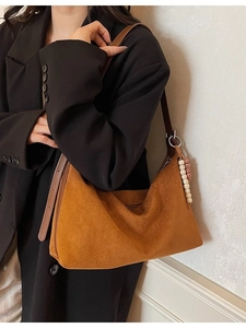Sac hobo en daim caramel pour femme avec bandoulière et pendentif en perles