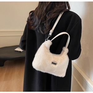Détail du sac peluche blanc cassé avec texture en fausse fourrure et sangle réglable