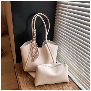Dettaglio del set borsa tote beige in ecopelle martellata con dettaglio foulard di seta
