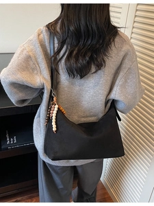 Sac hobo noir minimaliste en faux daim avec décor de pompon perlé coloré élégant