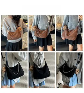 Hobo-Tasche aus Wildleder mit Metallkette und Bärenanhänger in verschiedenen Ansichten