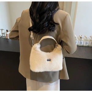 Détail du sac bandoulière beige en peluche avec logo JINGPIN et bandoulière amovible
