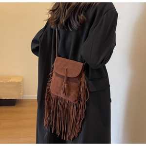 Sac bandoulière bohème marron avec longues franges et texture suédée pour femmes