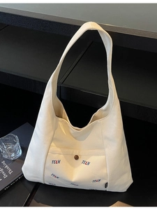 Cremefarbene Canvas Hobo-Tasche mit breitem Schultergurt und bestickter Außentasche