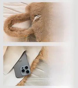 Details einer Plüschtasche mit weichen braunen Griffen und Innentasche mit Lederfutter