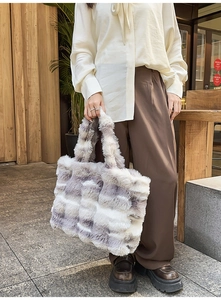 Détail du sac cabas en peluche à carreaux violets et blancs porté par un mannequin dehors