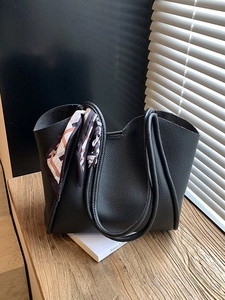 Borsa tote in pelle martellata nera con elegante foulard per uso quotidiano