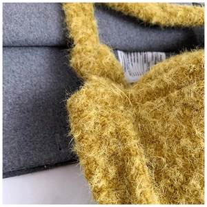 Gros plan sur la texture en laine pelucheuse jaune d'un grand sac cabas fourre-tout