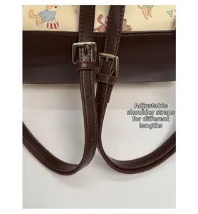Détails des bretelles réglables en simili cuir avec boucles dorées sur le sac à dos