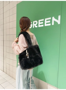 Detail der schwarzen Kunstfell-Einkaufstasche mit Plüschtextur und weißem Baumwollseil