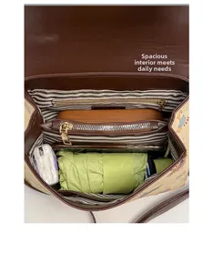 Vue intérieure montrant la grande capacité et les compartiments du sac à main de mode