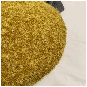 Gros plan sur la texture en laine bouclée jaune d'un grand sac cabas tendance