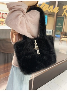 Detailansicht der schwarzen Plüschtasche mit Hornknopf und weißem Kordelzug für den Winter