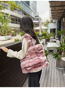 Sac fourre-tout en fausse fourrure à rayures roses et blanches porté par un mannequin
