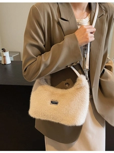 Sac à bandoulière en fausse fourrure beige chic avec sangle blanche et plaque logo