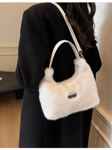 Sac bandoulière demi-lune blanc en fausse fourrure douce avec logo métallique