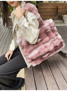 Sac fourre-tout en fausse fourrure pelucheuse à rayures roses et blanches en extérieur