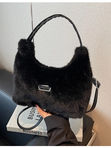 Sac bandoulière noir en peluche avec logo en métal et bandoulière en similicuir