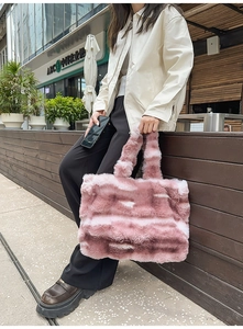Gros plan d'un sac cabas en fausse fourrure rose et blanc à motif marbré en extérieur