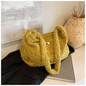 Gros plan d'un sac cabas en tricot vert moutarde avec texture duveteuse et style moderne