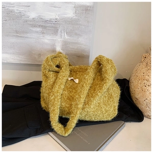 Détail de la texture en laine et étiquette blanche sur le sac cabas en peluche vert