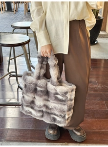 Détail de la texture en fausse fourrure dégradée grise et blanche d'un grand sac cabas