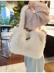 Detail der Plüschtasche mit dickem Seilriemen und Knebelverschluss aus Holz