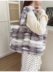 Détail du sac cabas en fausse fourrure douce à rayures gris et blanc pour l'hiver