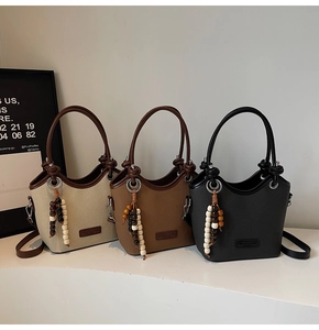 Trois sacs seaux chic en crème, marron et noir avec pendentifs en perles de bois