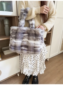 Détail d'un sac cabas en fausse fourrure douce avec motifs tigrés gris pour l'hiver