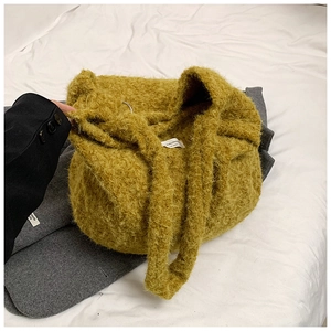 Détail du sac cabas jaune gingembre en peluche montrant la texture douce et l'étiquette