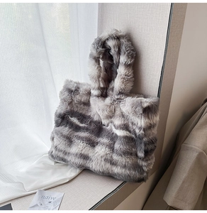 Détail de la texture en fausse fourrure douce d'un sac cabas peluche à rayures gris et blanc