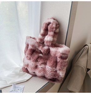 Gros plan sur le sac fourre-tout en peluche violette marbrée montrant sa texture douce