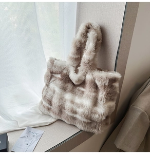 Détail d'un sac cabas en fausse fourrure douce avec texture animale beige pour l'automne