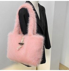 Detailansicht der rosa Plüsch-Tragetasche mit Vintage-Knebelknopf und Seilverschluss