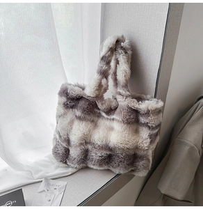 Détail du sac fourre-tout en peluche douce avec texture marbrée grise en intérieur