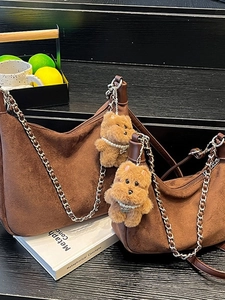 Vintage Suede Hobo Crossbody Bag For Women Large Capacity Metal Chain Shoulder Bag With Plush Dog Pendant Artificial Pearl