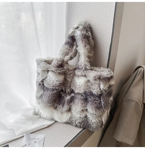 Gros plan sur le sac cabas en fausse fourrure douce avec motif tie-dye gris et blanc