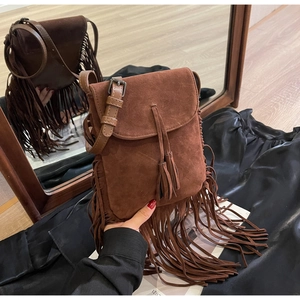 Détail du sac bohème en daim marron avec de longues franges et une fermeture à cordon