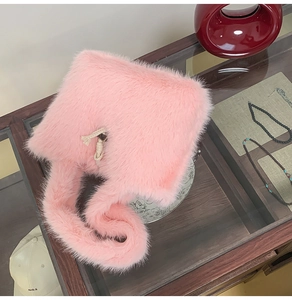 Detailansicht der pinkfarbenen Plüsch-Schultertasche mit weicher Textur und Kordelzug