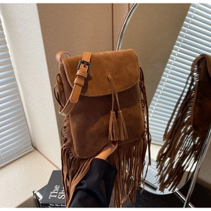 Détail du sac bohème en daim marron avec longues franges et bandoulière réglable en intérieur