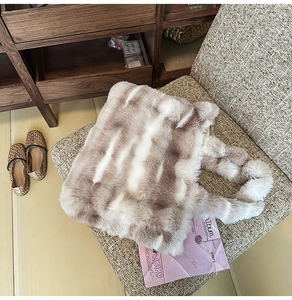 Gros plan détaillé d'un cabas en fausse fourrure rayé sur une chaise, texture douce