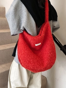 Grand sac cabas rouge en peluche mohair avec large bandoulière pour femme élégante